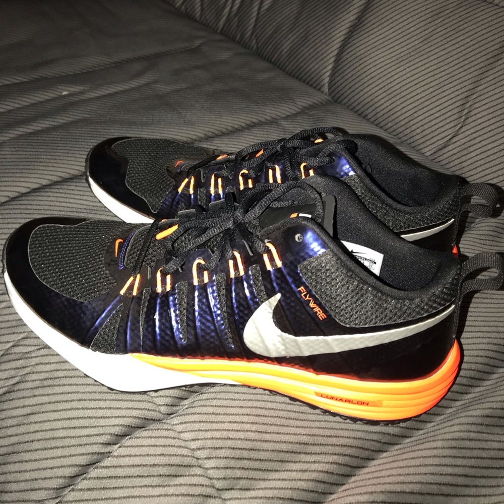 BRAND NEW NIKES SNEAKERS